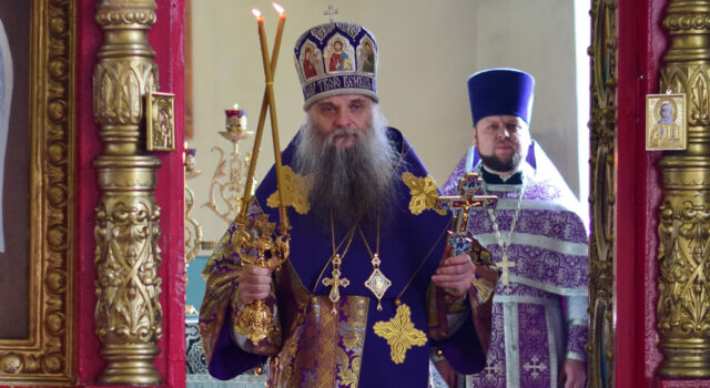 Епископ Савва совершил Божественную Литургию в Свято-Троицком соборе поселка Ровеньки
