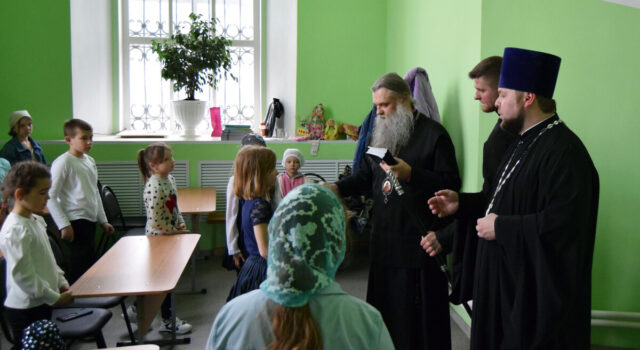 Преосвященнейший епископ Валуйский и Алексеевский Савва посетил занятия в воскресной школе Свято-Троицкого собора поселка Ровеньки