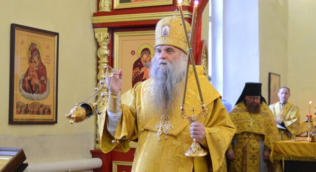 Преосвященнейший епископ Савва совершил Божественную Литургию в Свято-Троицком соборе поселка Ровеньки
