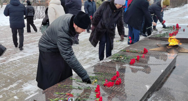 В День защитника Отечества иерей Георгий Грошев принял участие в возложении цветов к мемориалу