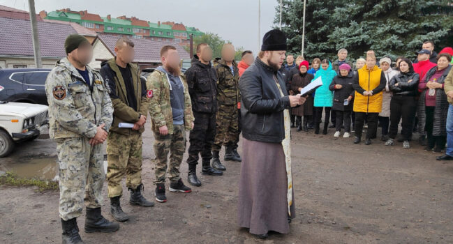 Настоятель Свято-Троицкого собора поселка Ровеньки принял участие в проводах мобилизованных военнослужащих