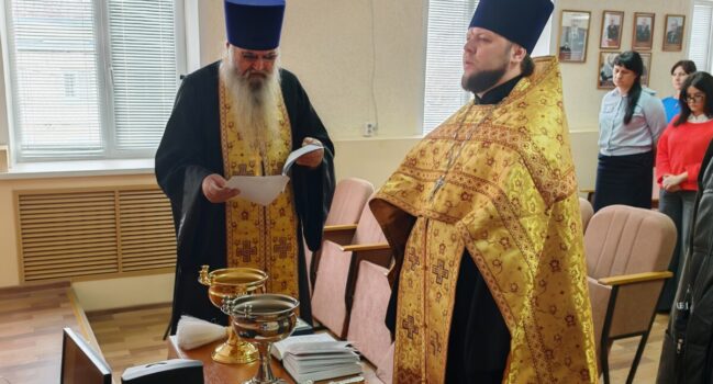 Священнослужители Ровеньского благочиния совершили богослужение в здании ОМВД России по Ровеньскому району
