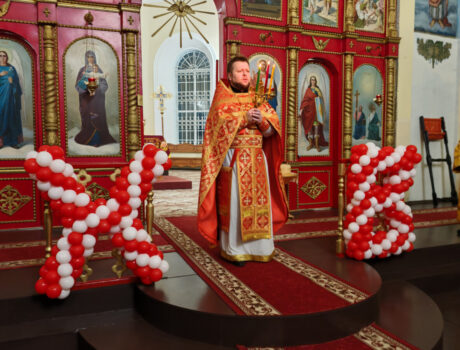 В Свято-Троицком соборе поселка Ровеньки состоялось торжественное ночное Пасхальное богослужение