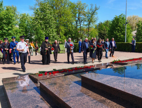 В 80-ю годовщину победы в Великой Отечественной войне настоятель Свято-Троицкого собора принял участие в возложении цветов к мемориалу в поселке Ровеньки