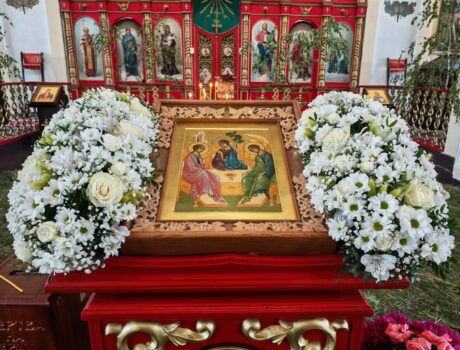 В Свято-Троицком соборе поселка Ровеньки состоялось торжественное богослужение по случаю престольного праздника и 140-летия со дня основания