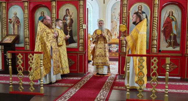 Правящий архиерей Валуйской епархии совершил Божественную Литургию в Свято-Троицком соборе поселка Ровеньки