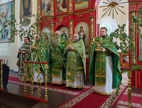 В День Святого Духа в Свято-Троицком соборе поселка Ровеньки состоялось соборное богослужение