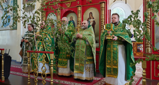 В День Святого Духа в Свято-Троицком соборе поселка Ровеньки состоялось соборное богослужение