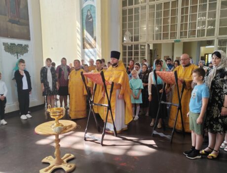 Учащиеся школ поселка и воспитанники воскресной школы собора приняли участие в молебном пении перед началом нового учебного года в Свято-Троицком соборе поселка Ровеньки