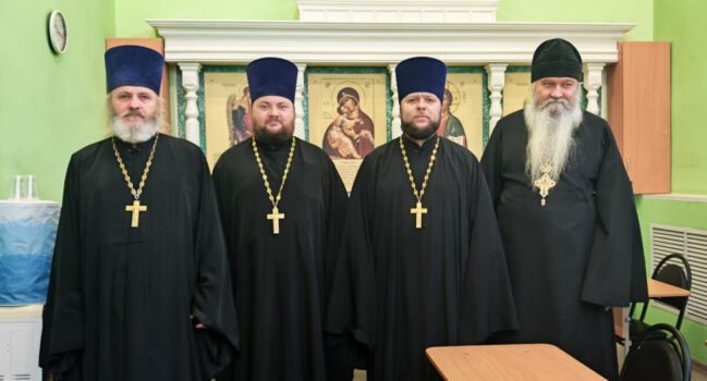 В Свято-Троицком соборе поселка Ровеньки состоялось собрание духовенства Ровеньского благочиния