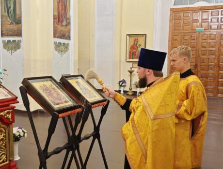 В Свято-Троицком соборе поселка Ровеньки состоялось освящение новых храмовых икон